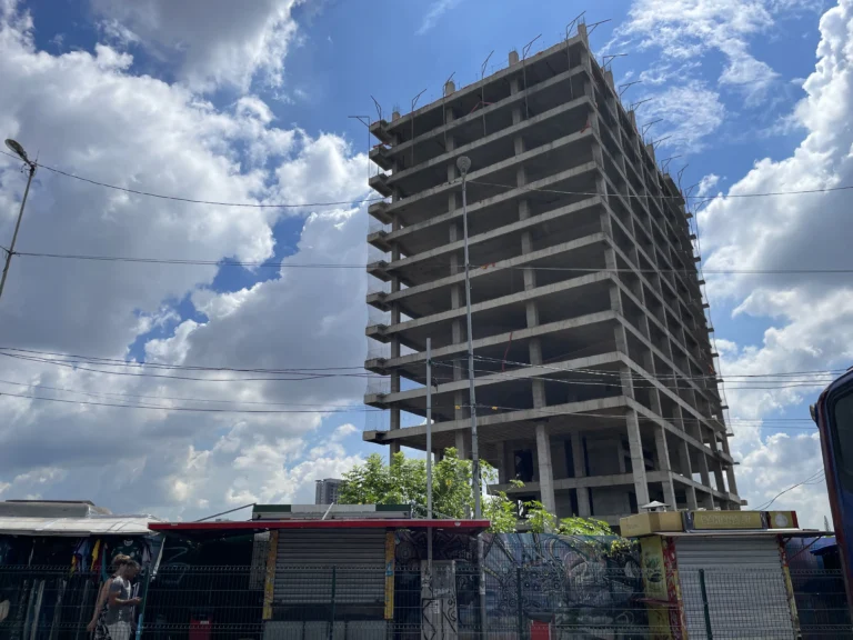 Obra abandonada em Osasco, esqueleto de prédio, construção paralisada