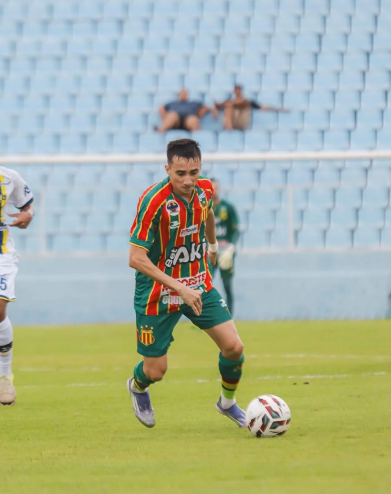 Jogador Esquerdinha do Sampaio Corrêa em campo de futebol com a bola
