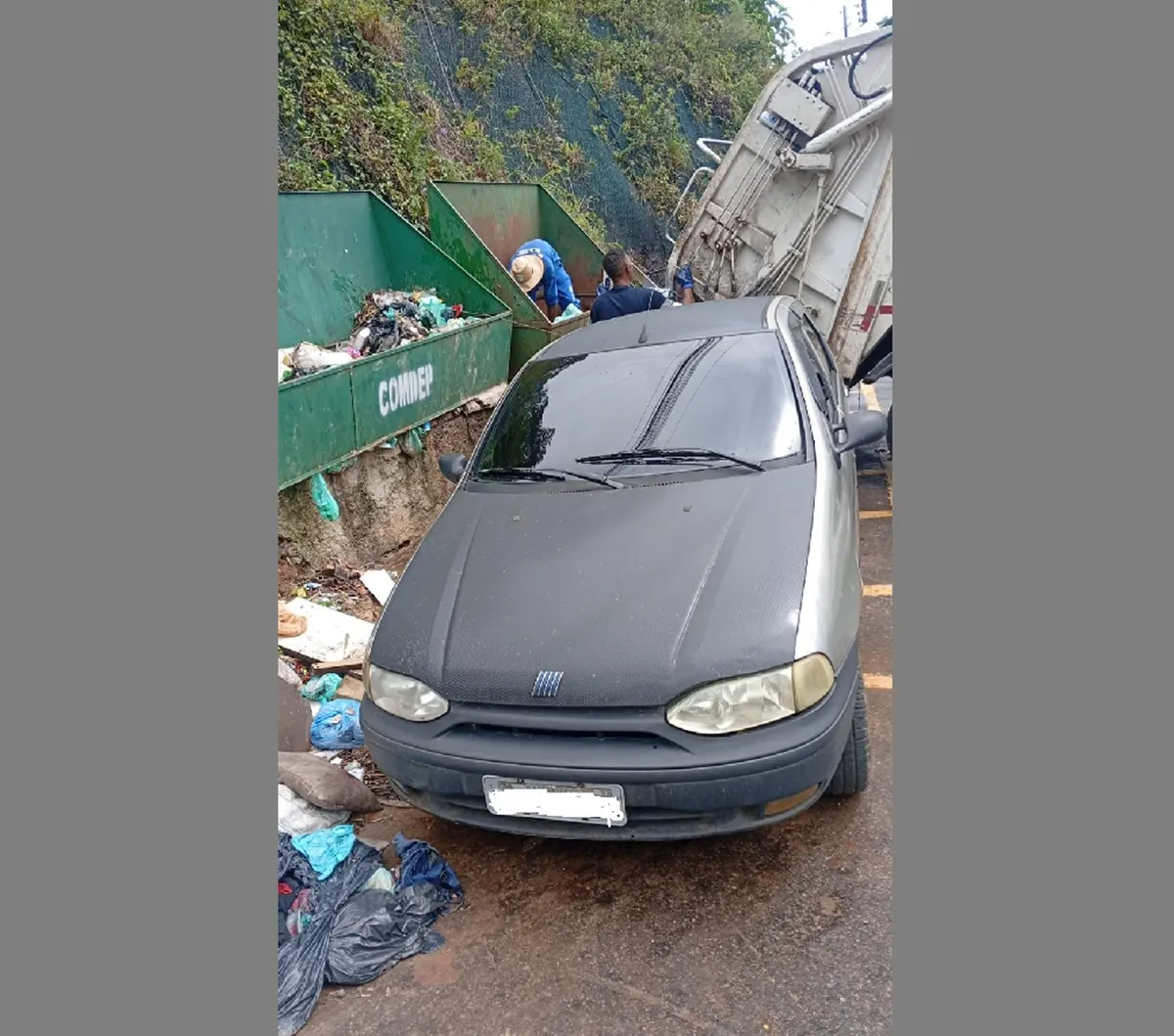 Caminhão de lixo da Comdep obstruído por carros em Petrópolis
