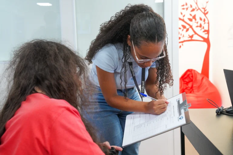 Técnico consertando roda de cadeira de rodas em plataforma de metrô