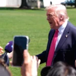 Donald Trump em coletiva, mapa do Oriente Médio, Estreito de Ormuz, bandeiras EUA e Irã