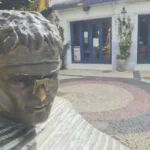 Estátua de Cazuza sem óculos, monumento vandalizado no Leblon