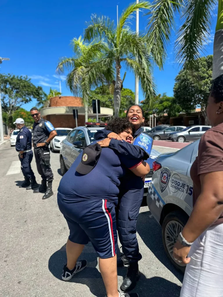 Gabrielly Vicente em viatura da Ronda Escolar de Arraial do Cabo