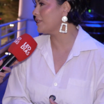 Lissa cantando em show intimista com piano