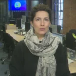 Cecília Malan autografando 'Eu e elas: histórias maternas' com fãs