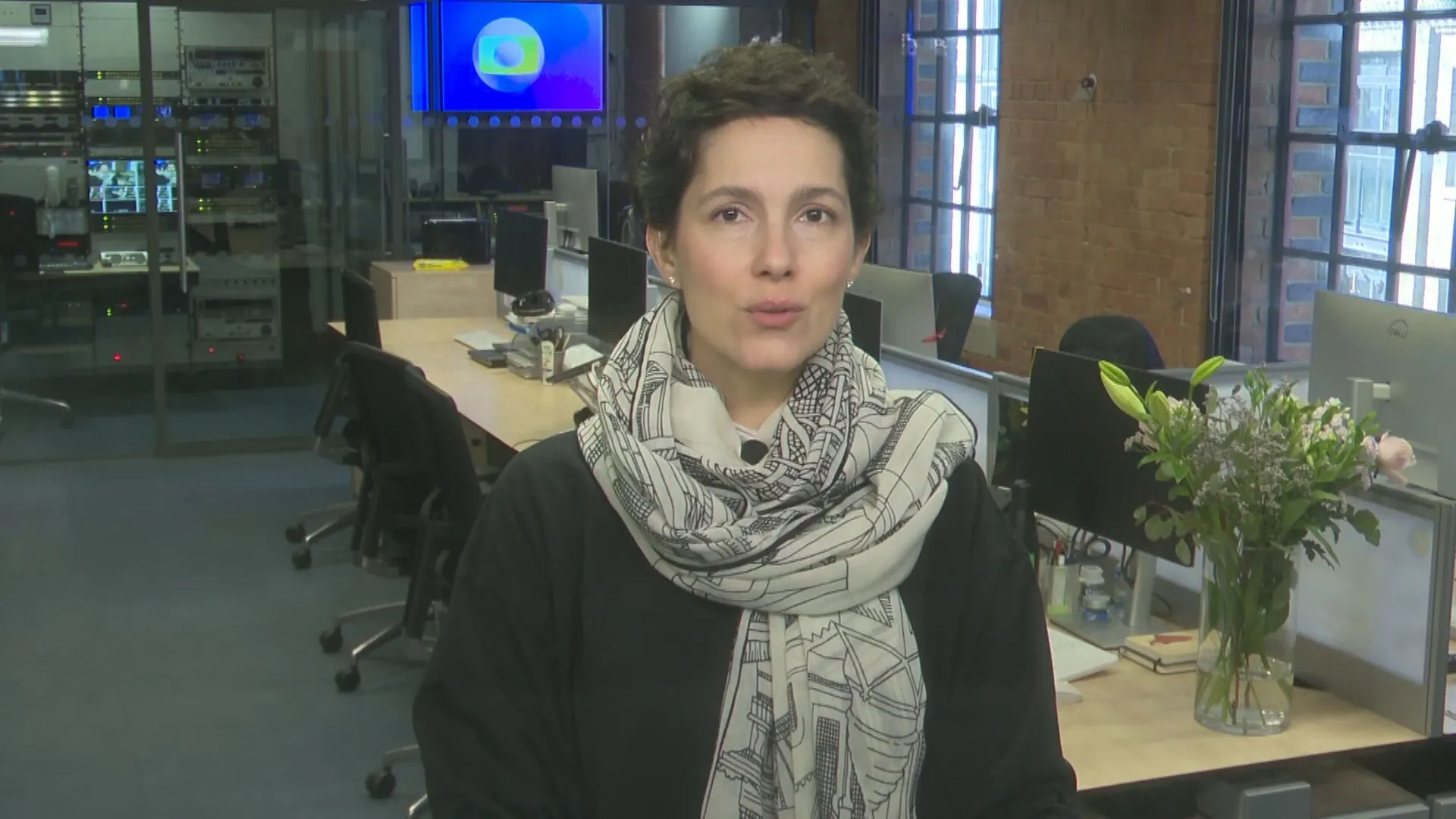 Cecília Malan autografando 'Eu e elas: histórias maternas' com fãs