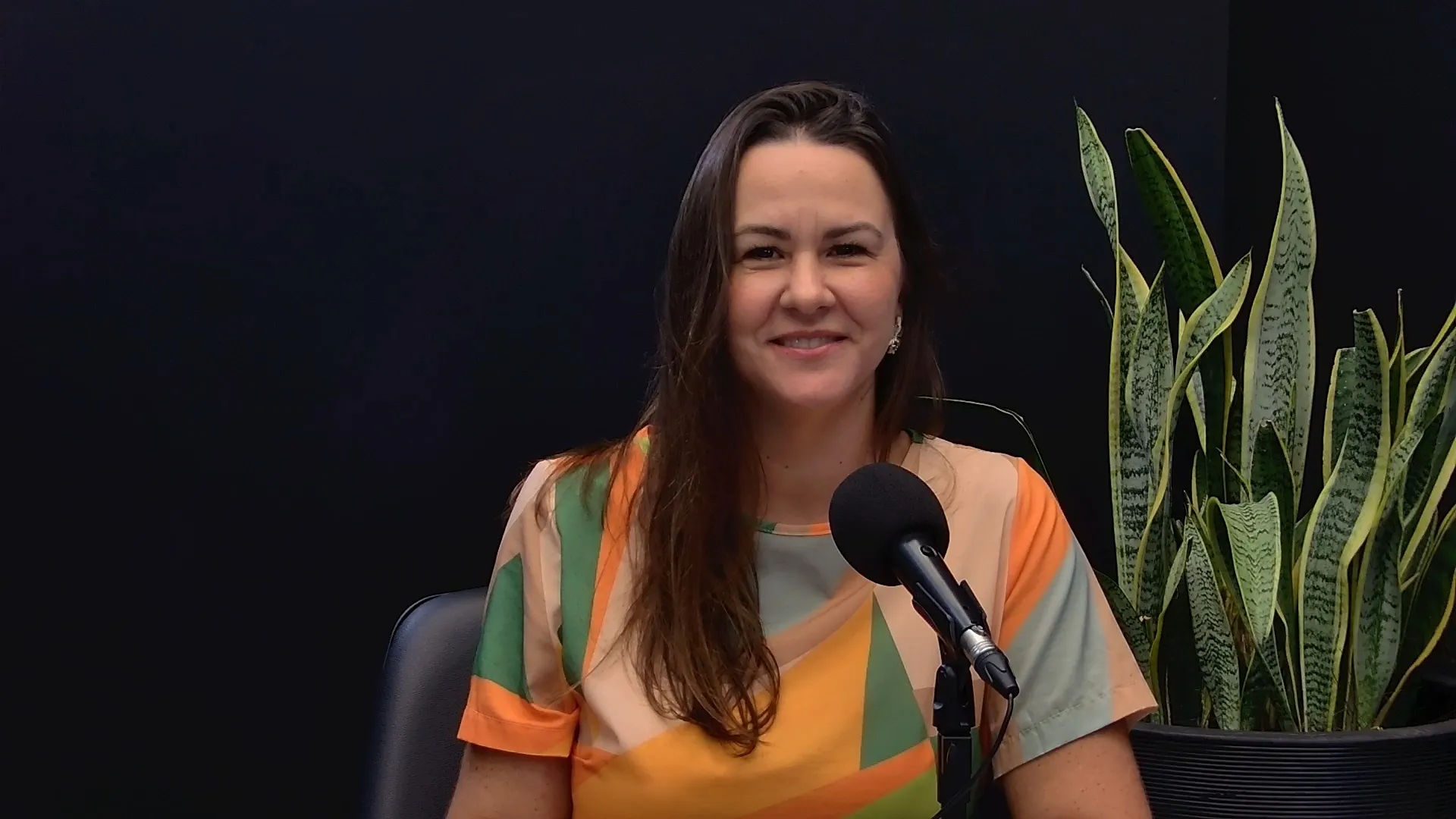 Ruas alagadas e equipes de Defesa Civil atuando após fortes chuvas em cidade brasileira