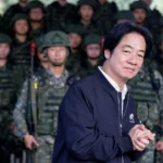 Mapa-múndi com rotas aéreas e bandeiras de China, Taiwan, EUA e países africanos, simbolizando conflito diplomático