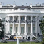 Imagem da Casa Branca com sobreposição de dados digitais, simbolizando o roubo de tecnologia de IA em laboratórios americanos.