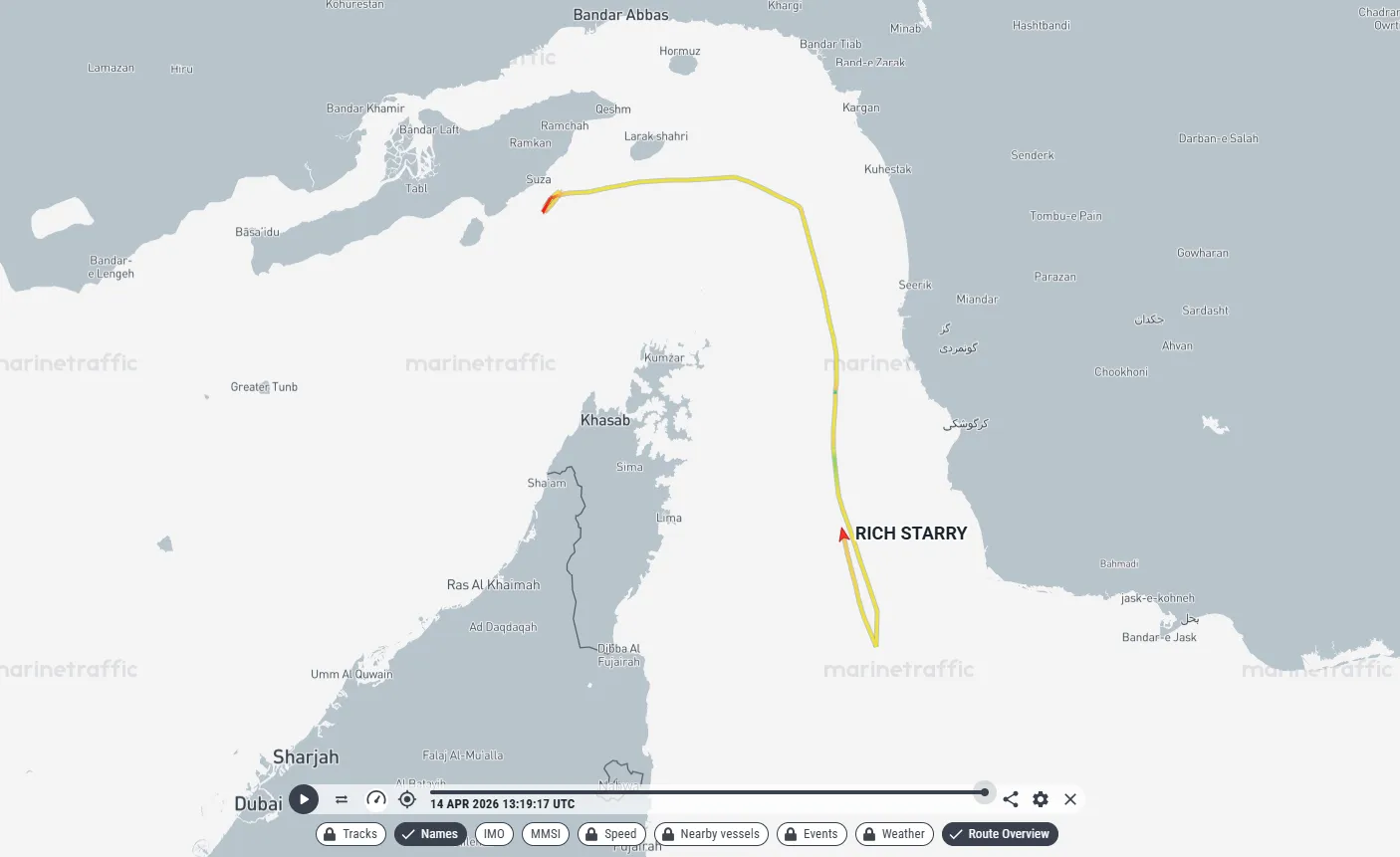 Navio petroleiro Rich Starry no Estreito de Ormuz durante bloqueio militar dos EUA