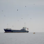 Estreito de Ormuz, navios, bloqueio naval, tensões EUA Irã, negociações diplomáticas, Oriente Médio