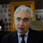 Aviões em pátio de aeroporto europeu, abastecimento de combustível de aviação