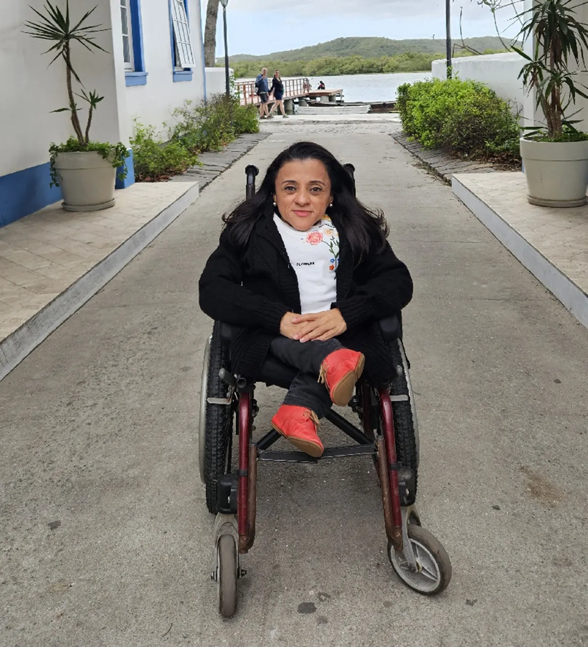 Thais Pessanha autografando "Dias de Sol" no lançamento em Macaé