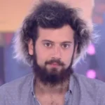 Pilha de documentos legais com o fundo borrado de uma pessoa, representando a investigação de violência doméstica contra Cartolouco.