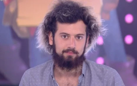 Pilha de documentos legais com o fundo borrado de uma pessoa, representando a investigação de violência doméstica contra Cartolouco.