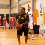 Oscar Schmidt em quadra com bola de basquete