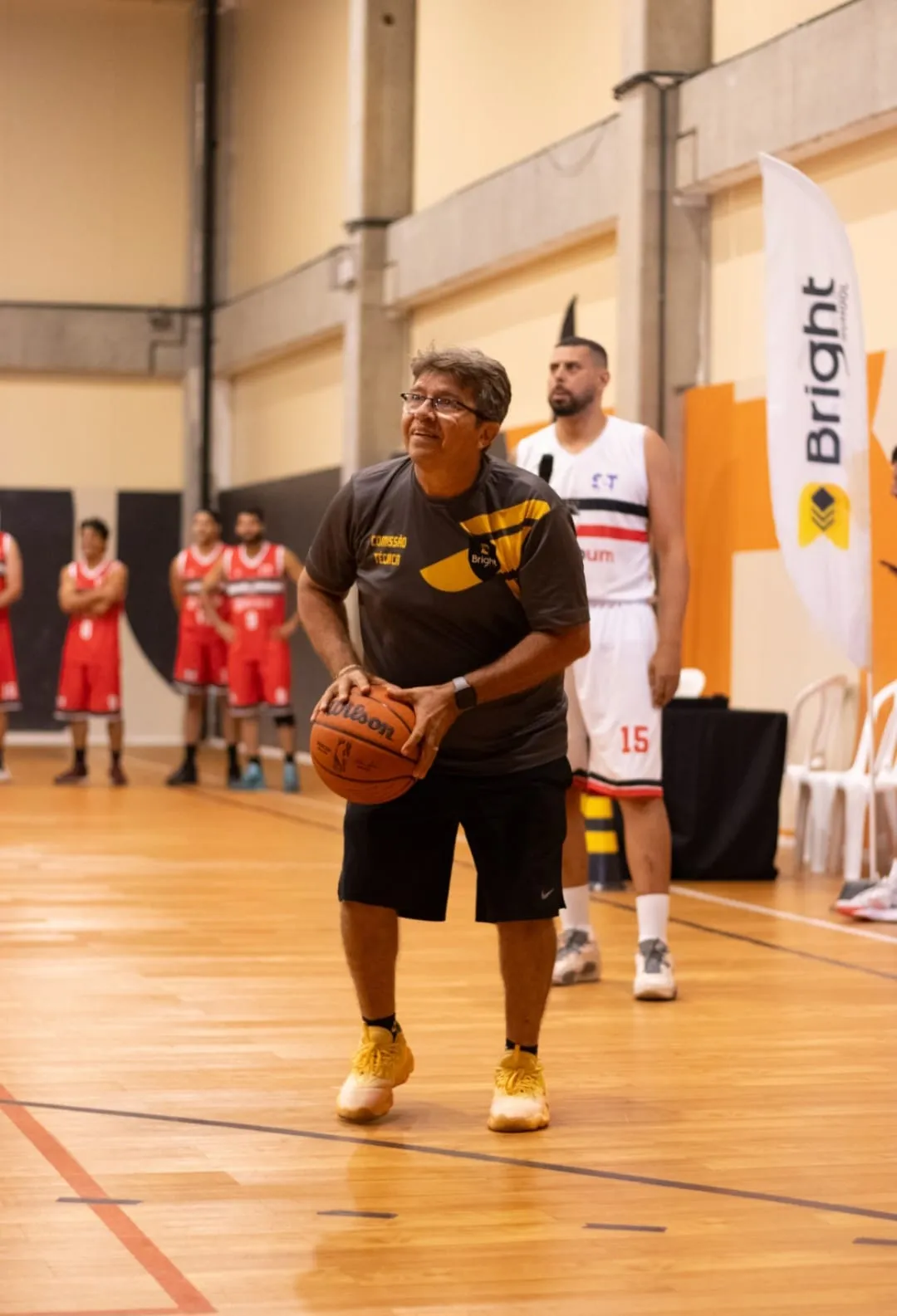 Oscar Schmidt em quadra com bola de basquete
