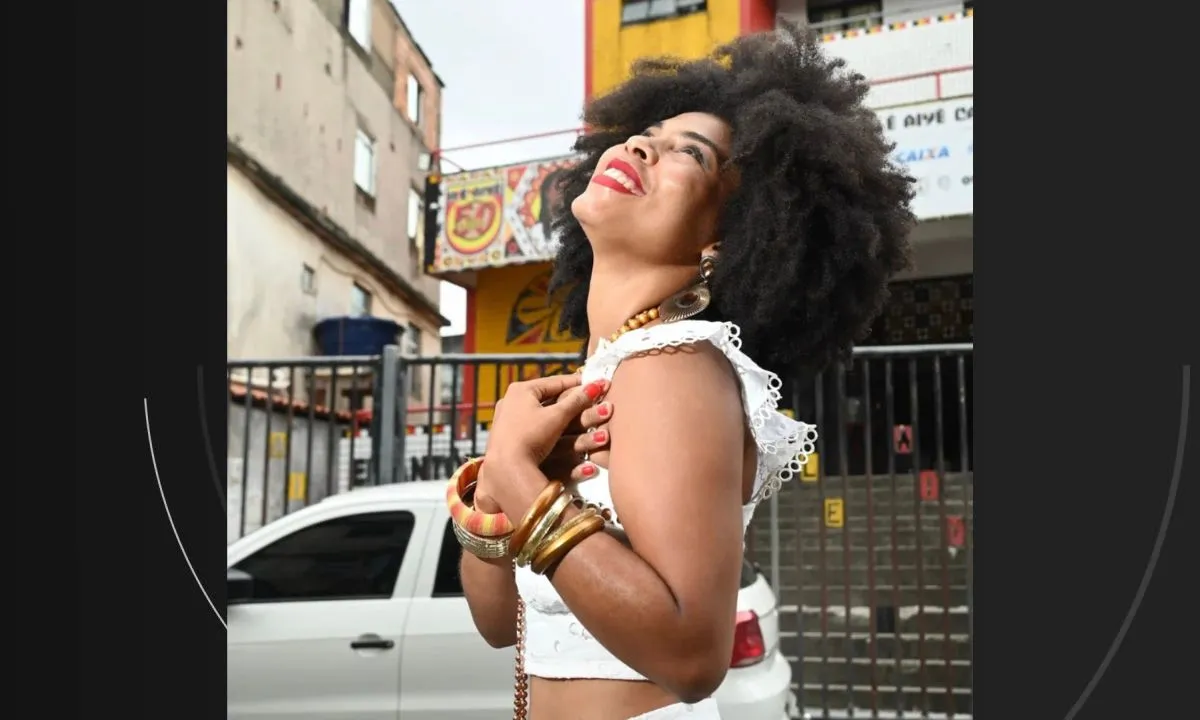 Karielle Lima, ex-candidata Deusa do Ébano, trancista, capoeirista, com seu filho.