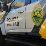 Silhueta de mulher em casa, representando vítima de violência doméstica e os perigos do ambiente familiar.