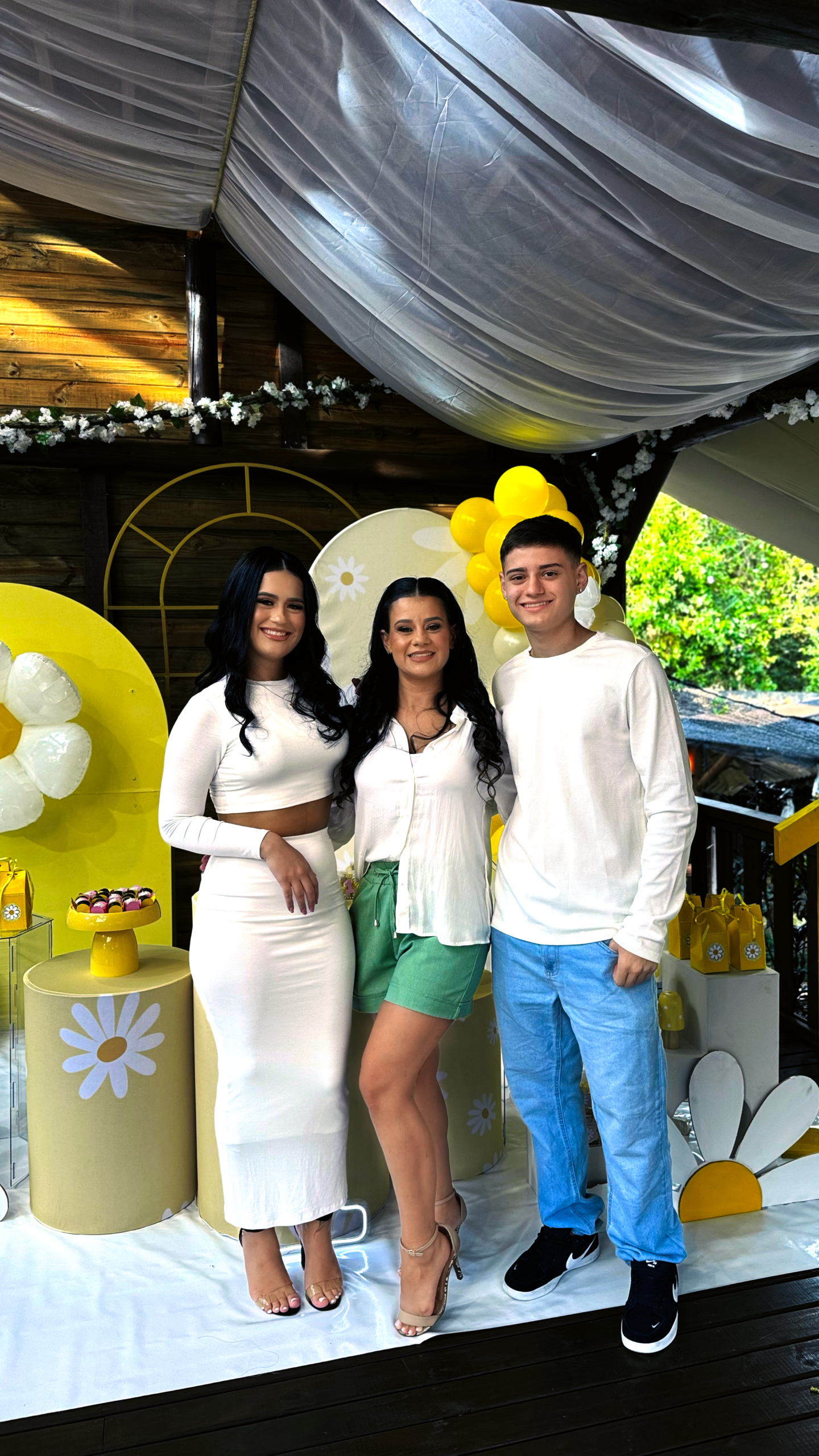 Bebê Aurora, filha de Pedro Espíndola e Rayne Luiza, com tios paternos em festa de mêsversário.