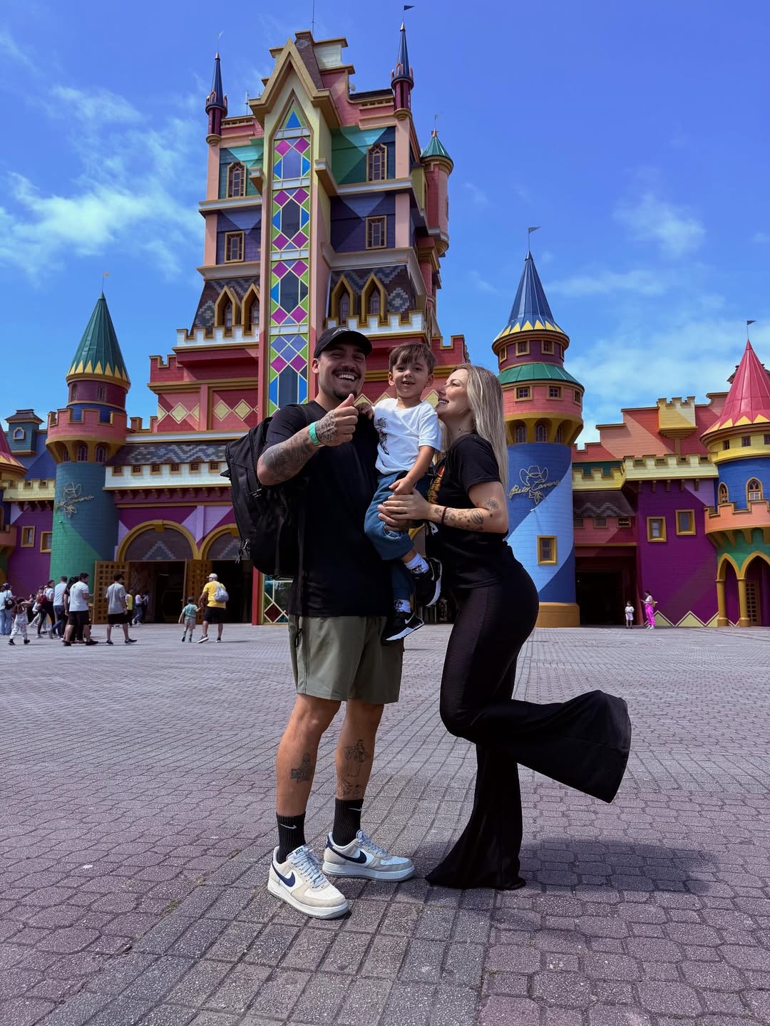 Pedro Ortega em foto, rosto sério, discutindo a fantasia de Páscoa do filho