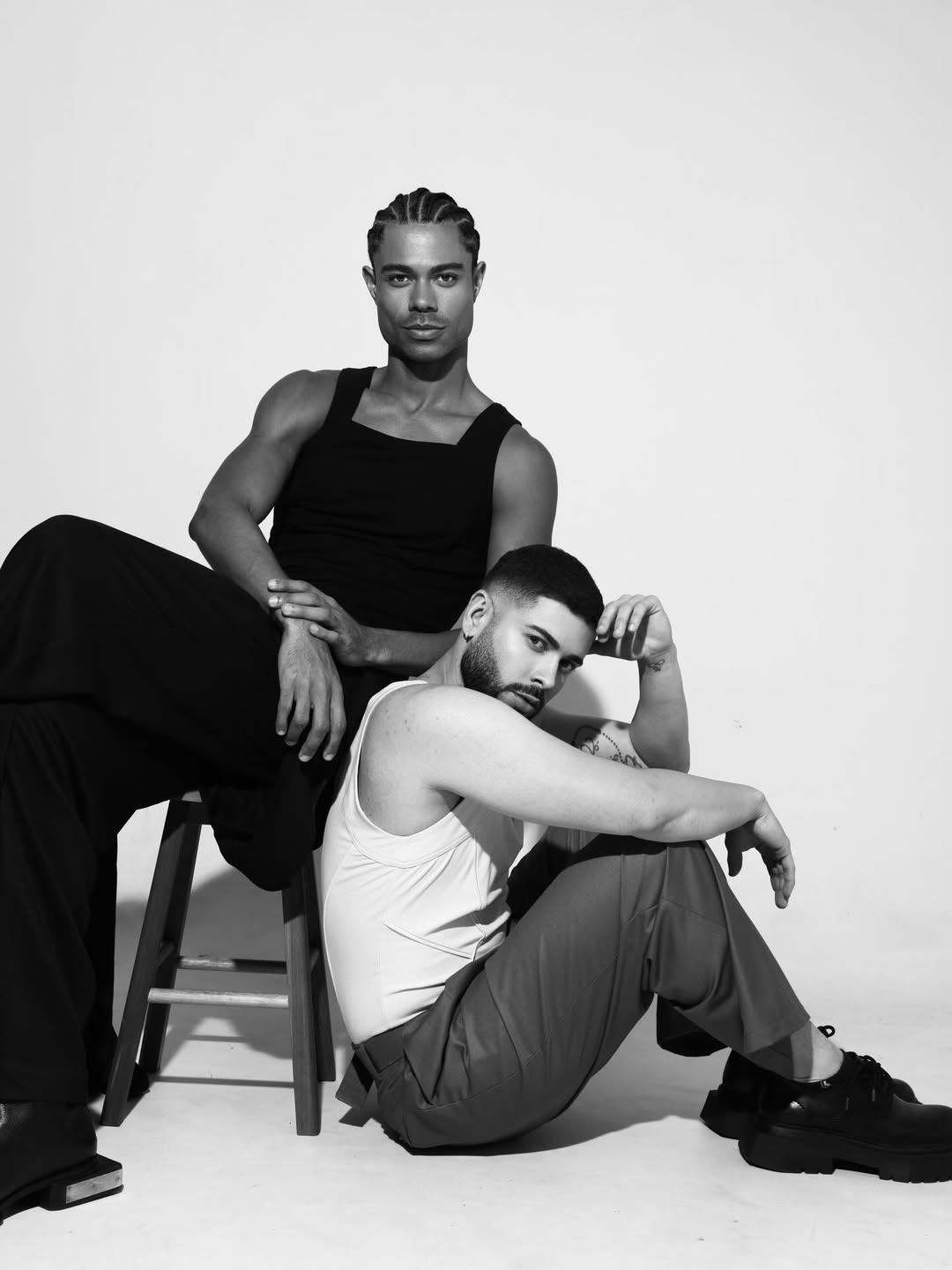 Breno e Marcelo BBB26 juntos em foto, sorrindo e abraçados