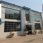 Gavel, documentos e dinheiro representando condenação judicial por pagamentos irregulares