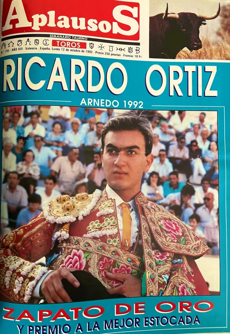 Traje de toureiro tradicional pendurado em vestiário antes de uma corrida