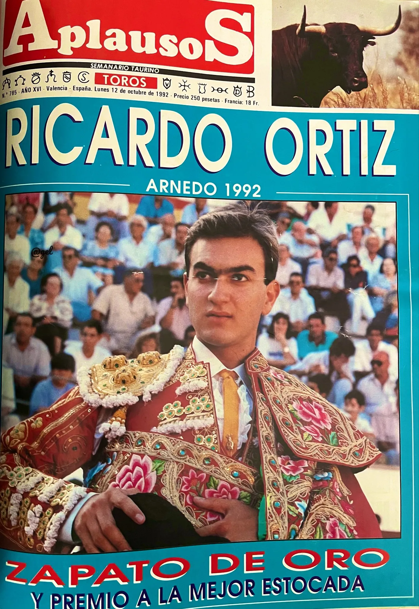 Traje de toureiro tradicional pendurado em vestiário antes de uma corrida