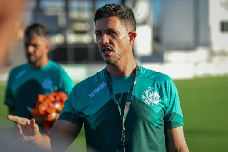 Técnico Maurício Barbieri do Juventude durante partida de futebol