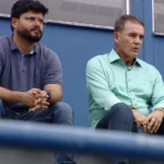 Treinador Paulo Roberto Santos no campo de futebol do Manaus FC