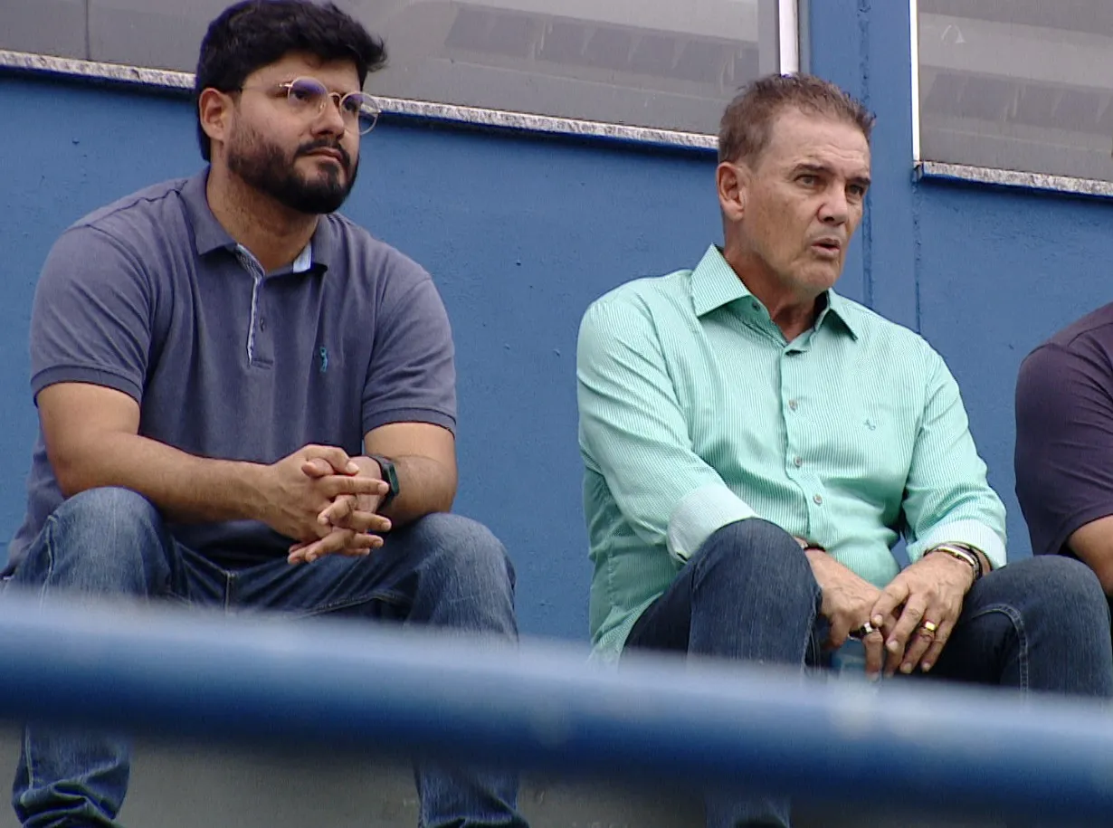 Treinador Paulo Roberto Santos no campo de futebol do Manaus FC