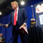 Donald Trump Jr. e Eric Trump em evento de negócios, discutindo a expansão dos negócios da família Trump.