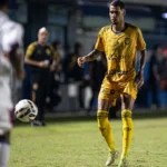 Jogador do Amazonas FC em jogo da Série C contra o Santa Cruz