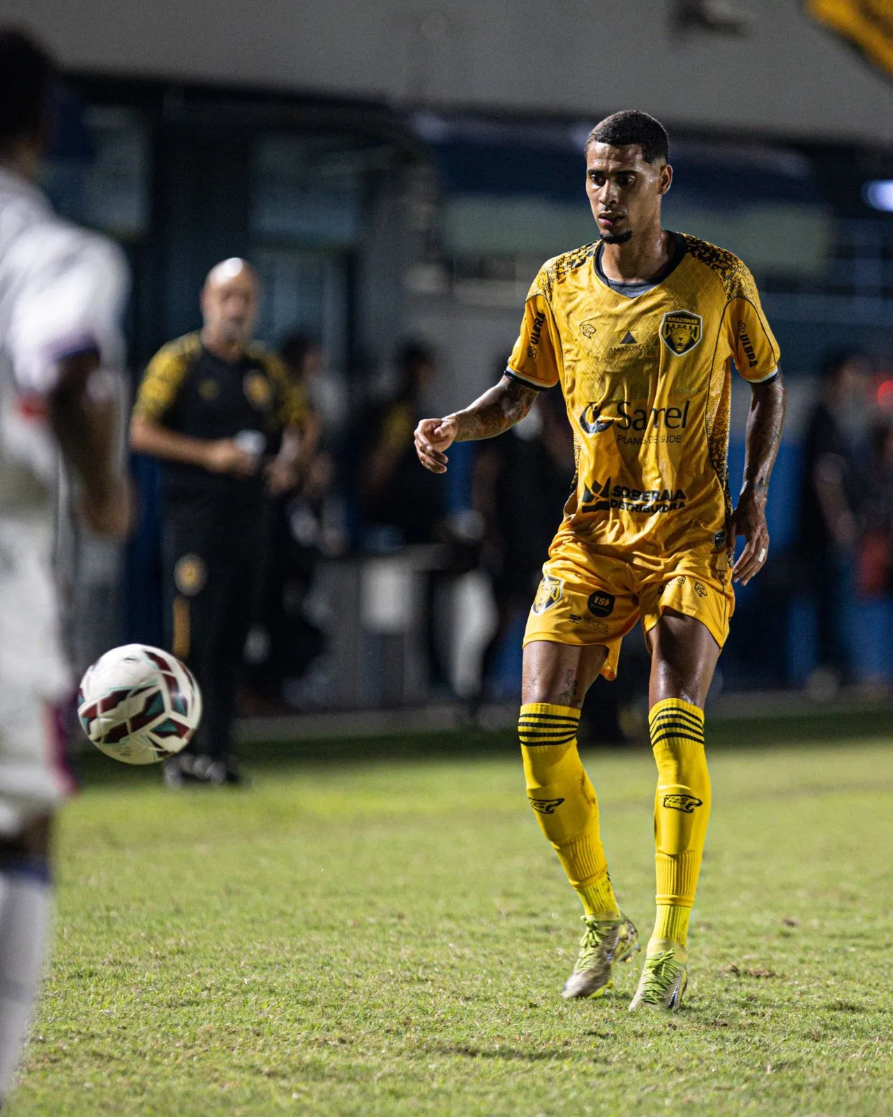 Jogador do Amazonas FC em jogo da Série C contra o Santa Cruz