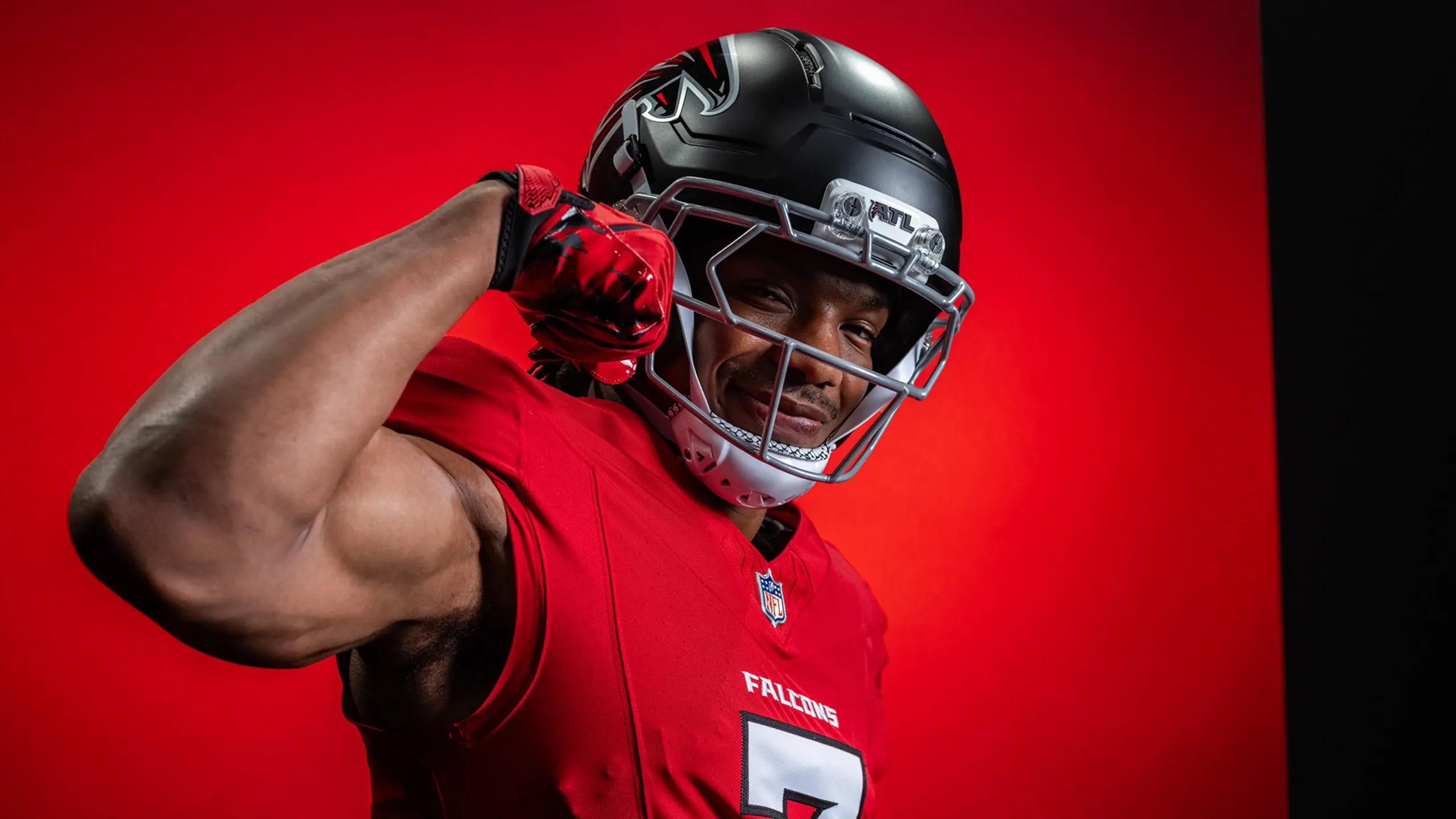 Uniforme vermelho Atlanta Falcons 2026 com detalhes da camisa e logotipo