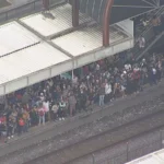 Plataforma lotada da Linha 9-Esmeralda com passageiros aguardando trem após falha no sistema de transporte