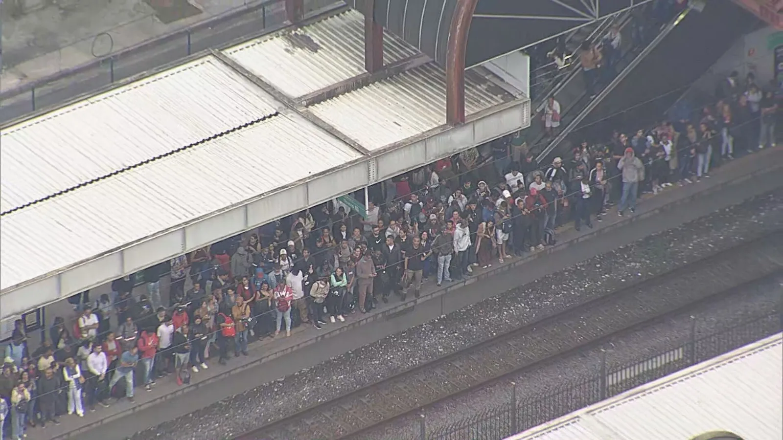 Plataforma lotada da Linha 9-Esmeralda com passageiros aguardando trem após falha no sistema de transporte