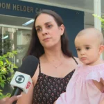 Mãe com bebê em posto de saúde sem vacina Covid