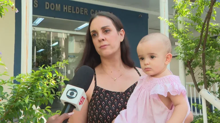 Mãe com bebê em posto de saúde sem vacina Covid