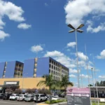 Imagem de profissionais da saúde caminhando em hospital, simbolizando os processos seletivos Famesp Bauru para vagas na área da saúde.