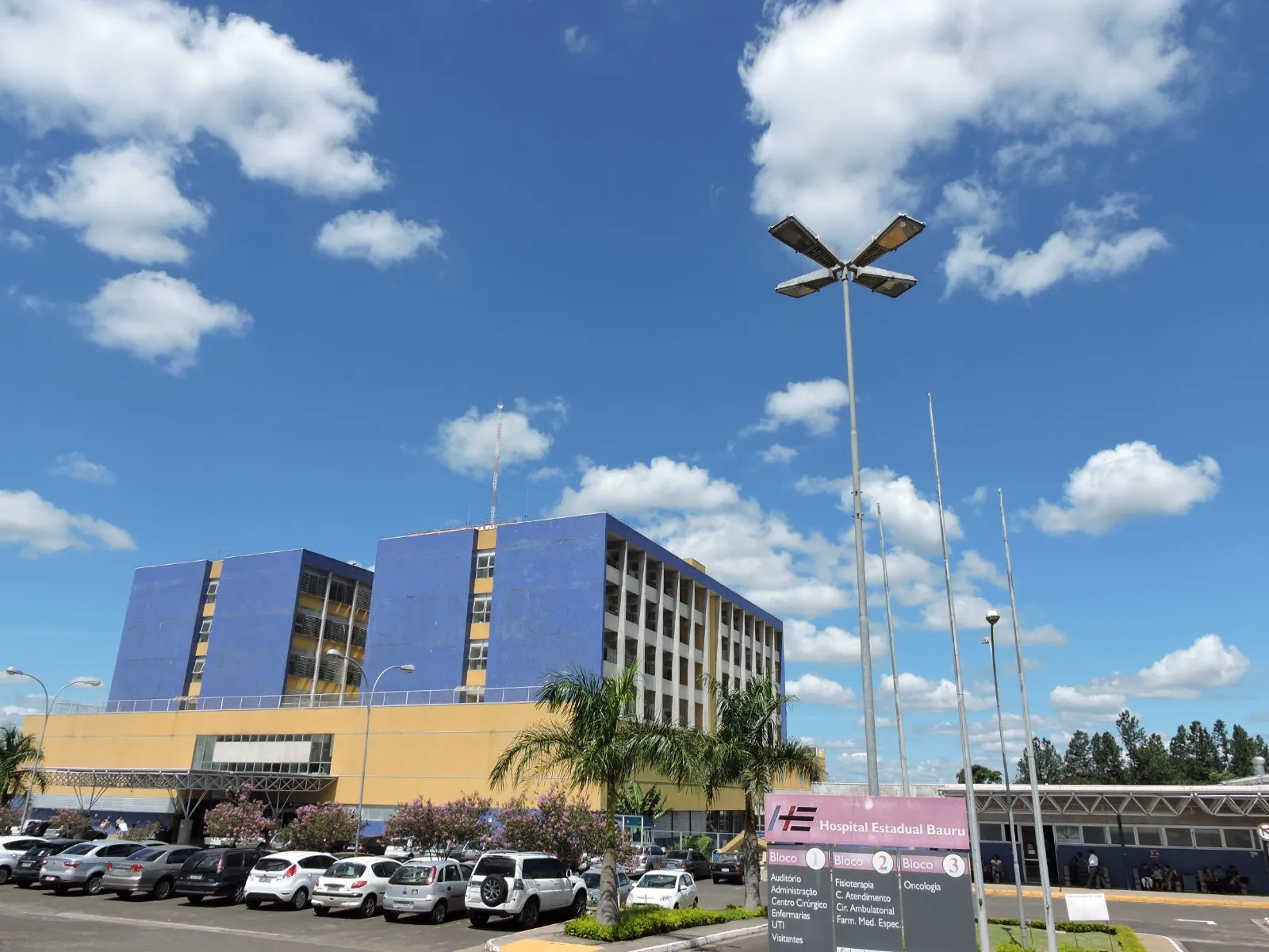 Imagem de profissionais da saúde caminhando em hospital, simbolizando os processos seletivos Famesp Bauru para vagas na área da saúde.