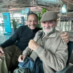 Idoso em avião sendo socorrido em aeroporto