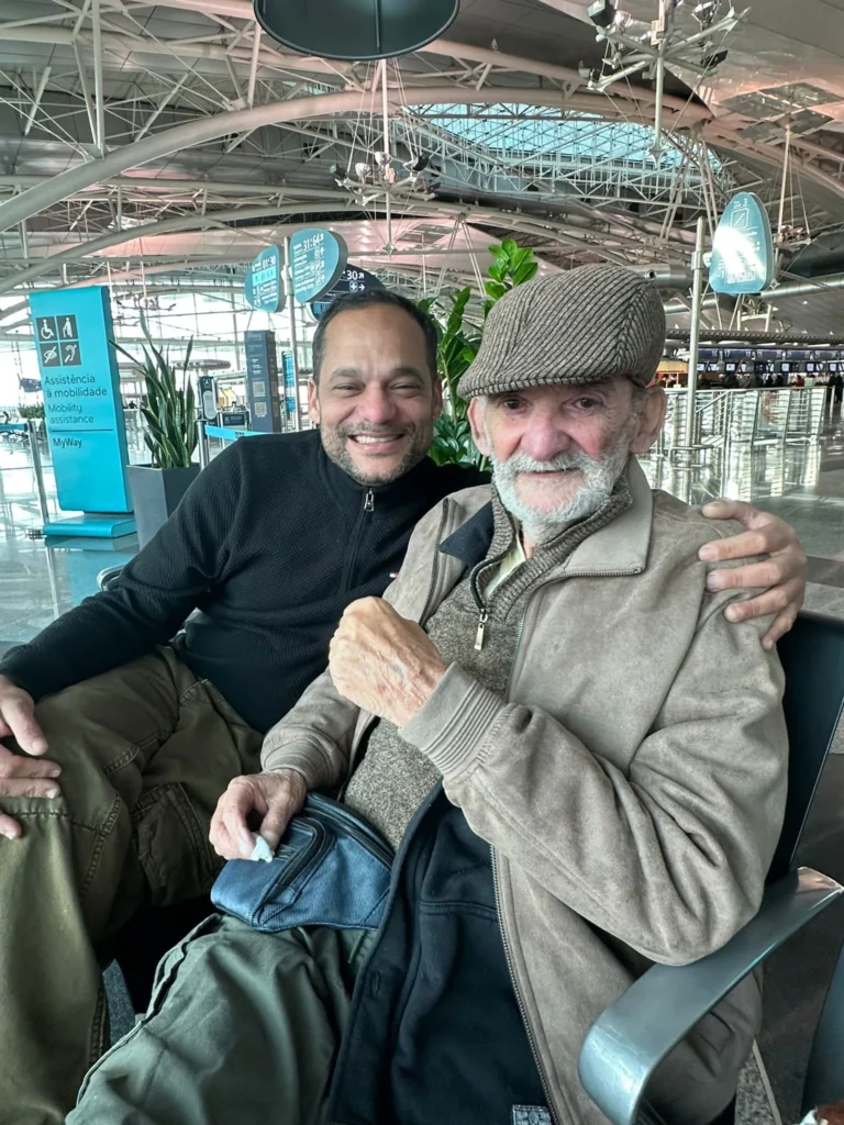 Idoso em avião sendo socorrido em aeroporto
