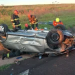 Carro capotado na Castello Branco com família ferida