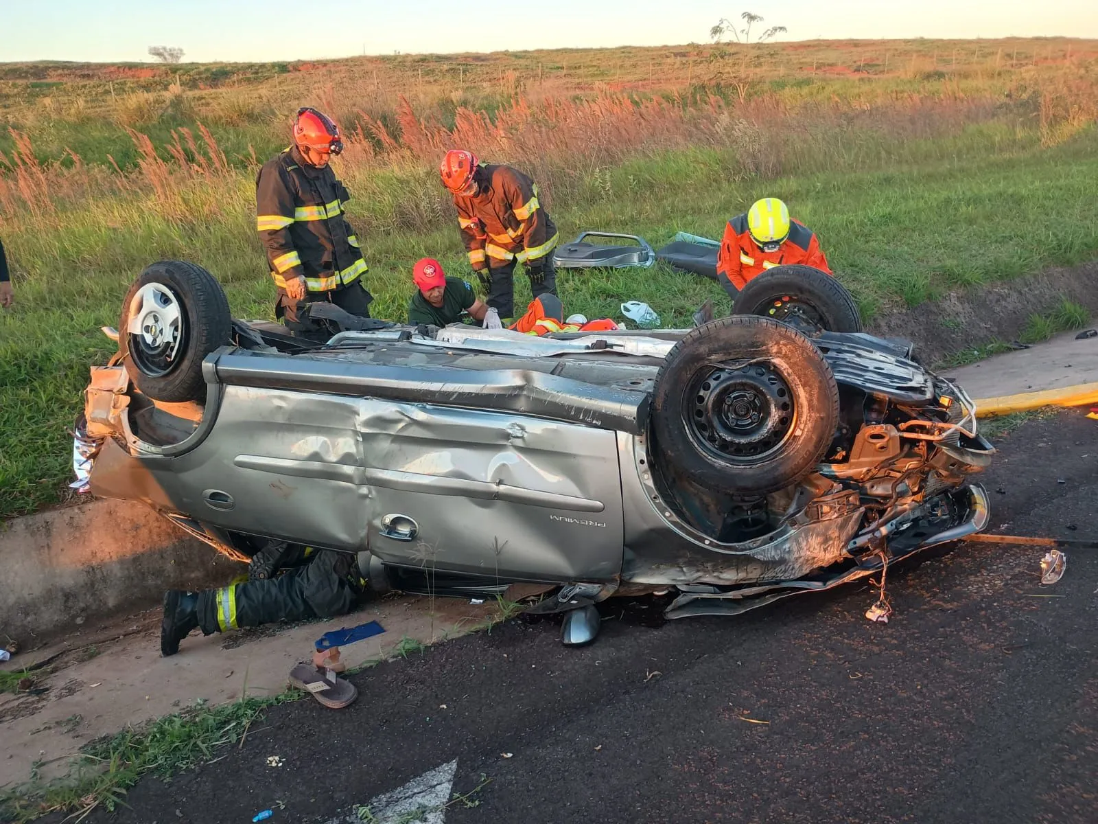 Carro capotado na Castello Branco com família ferida
