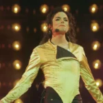 Michael Jackson no palco durante um show, com o tema das acusações de abuso sexual ao fundo.