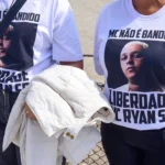Familiares de MC Ryan SP com camisetas e faixas pedindo sua liberdade
