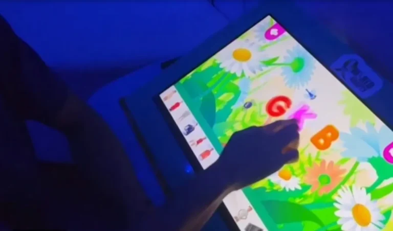 Criança com autismo e terapeuta em Itaperuna