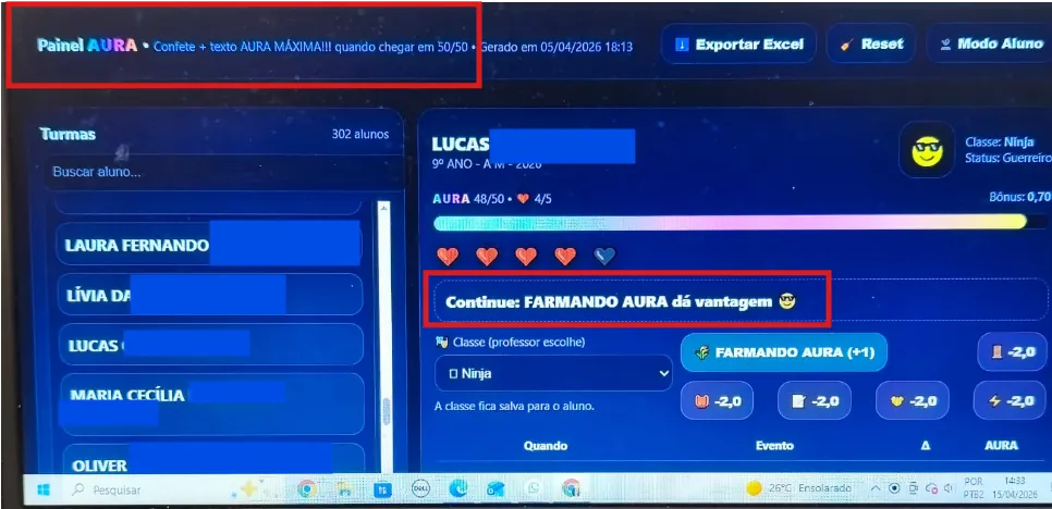 Estudantes interagindo com a professora e um painel digital de pontuação, que representa o sistema de 'farmar aura' em uma escola.